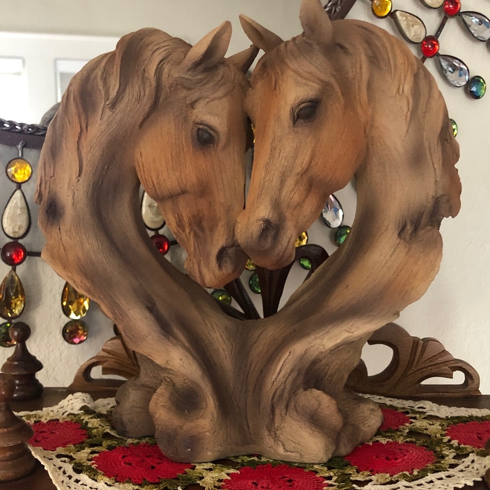 NEE Handcrafted Brown Horse Head Sculpture - Elegant Home Art